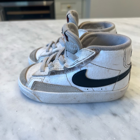 Nike toddler high top sneakers size 7. - Picture 4 of 5